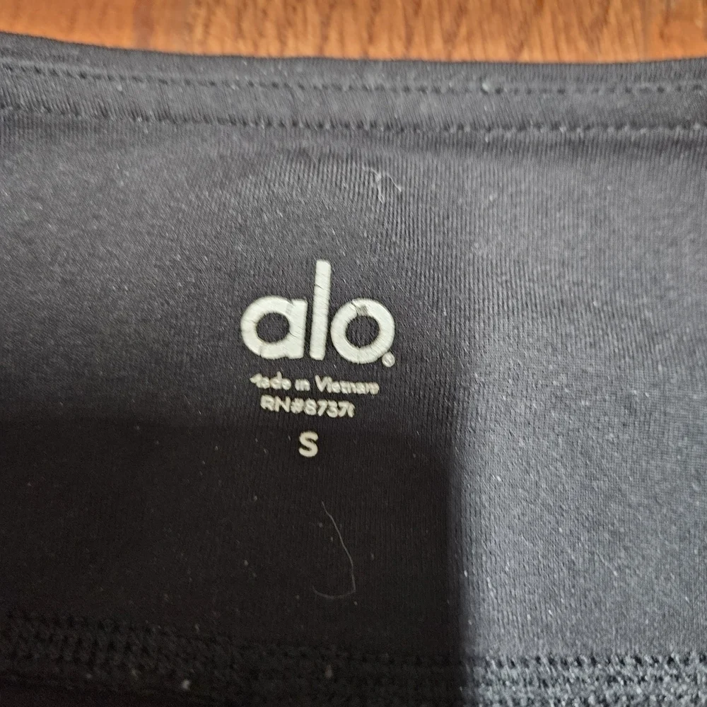 ALO Yoga Black Jeggings with Modern Design